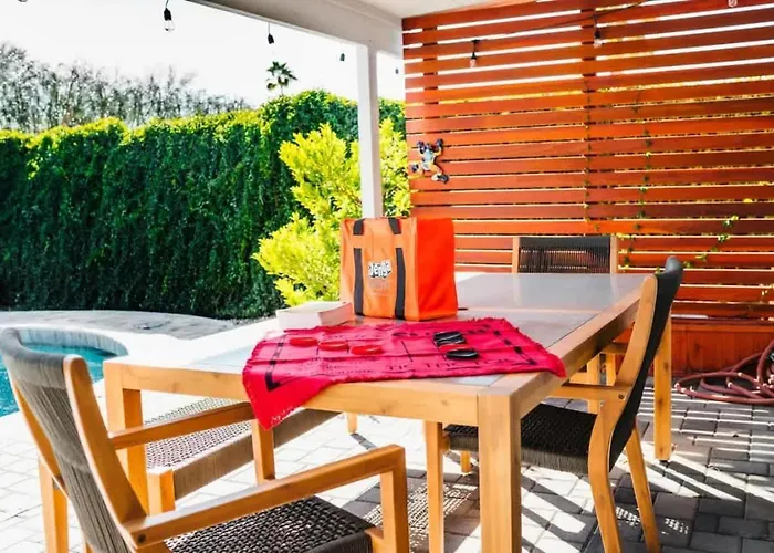Hilde Homes Relaxing Heated Pool & Hot Tub Holiday home
